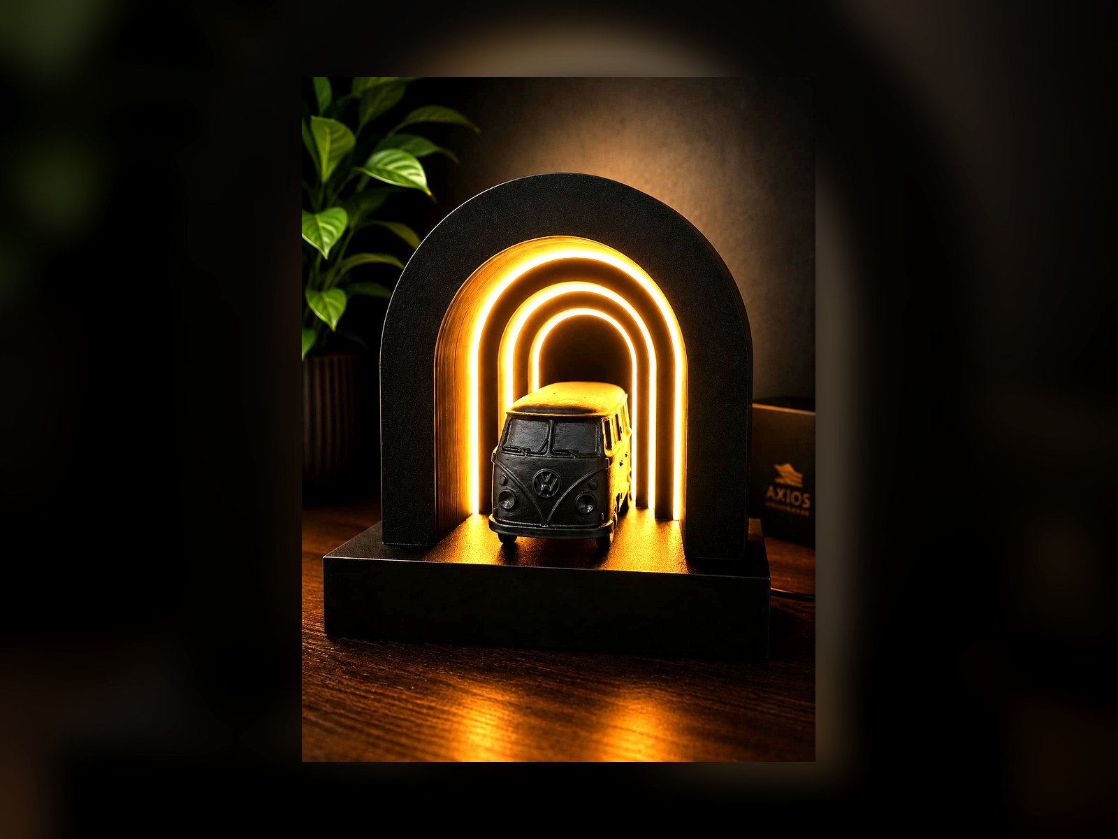 Objeto iluminado com base preta e arco de luz quente