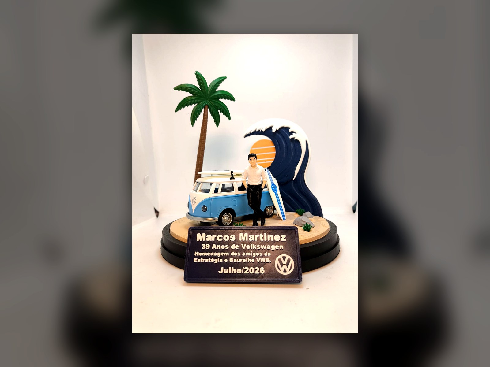 Troféu com kombi, palmeira, onda e placa personalizada