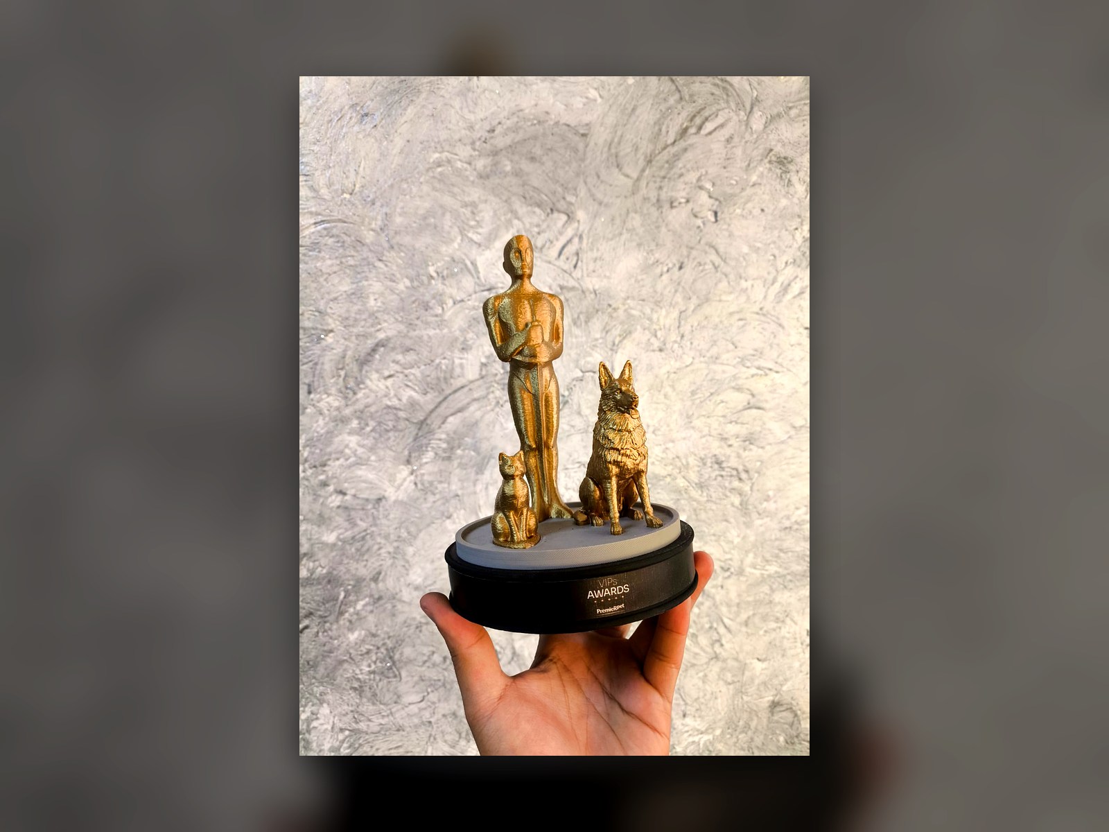 Peça personalizada de homenagem com personagens sobre base preta
